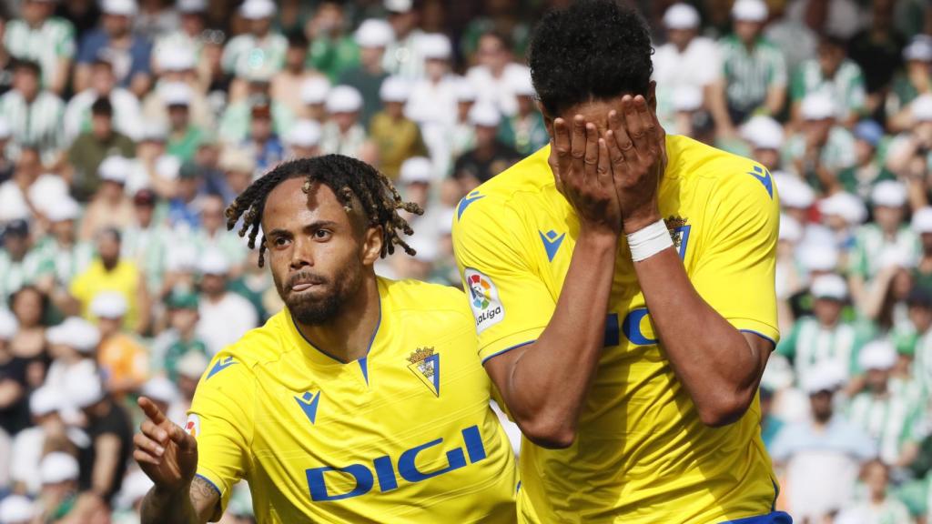 Chris Ramos celebra su gol con el Cádiz frente al Betis.