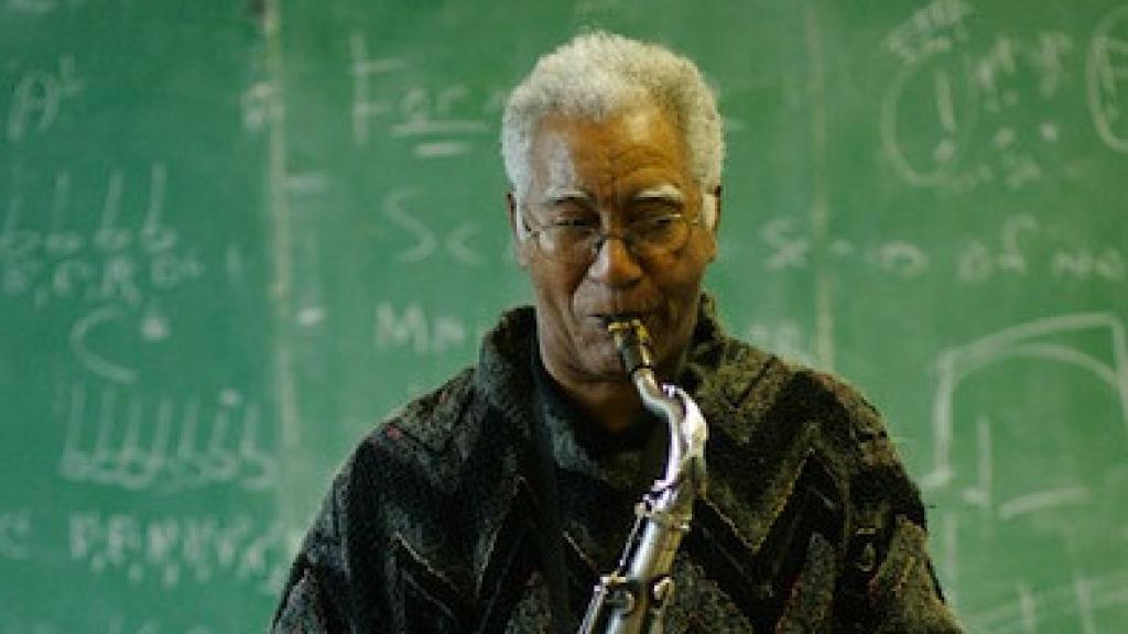 Edward Kidd Jordan tocando el saxofón en Luscher School, Nueva Orleans, en 2008. Foto: Stephen Houser