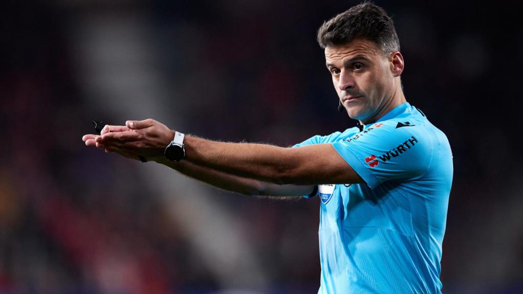 El árbitro Jesús Gil Manzano, durante un partido de la temporada 2022/2023