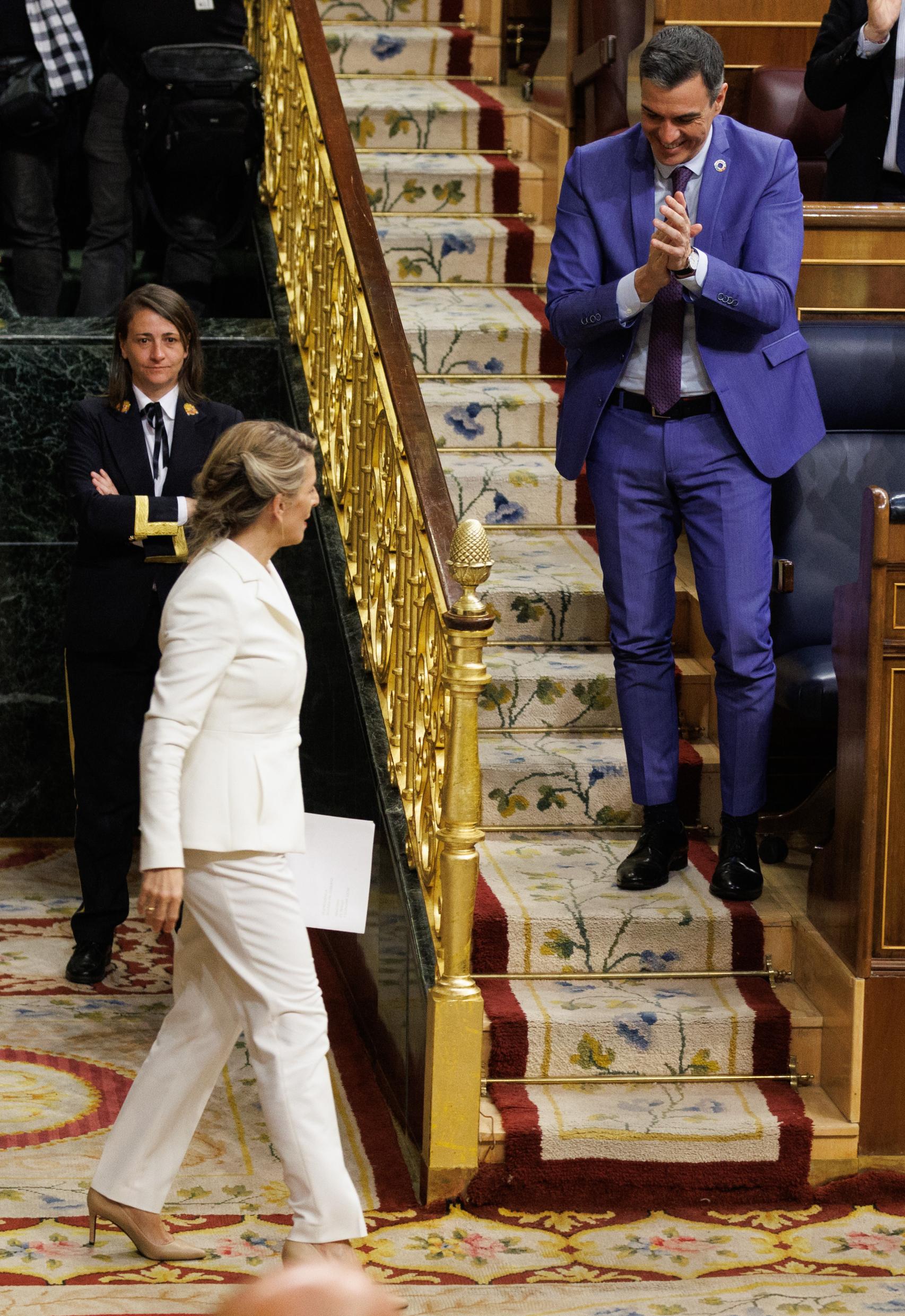 Pedro Sánchez aplaude a Yolanda Díaz, tras su discurso en la moción de censura de Vox y Ramón Tamames.