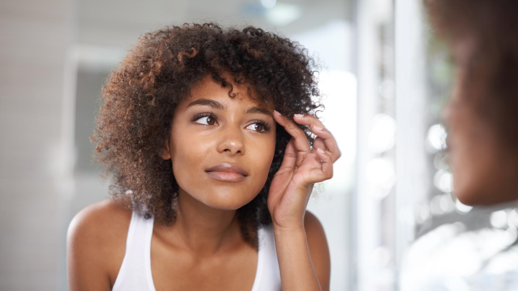 Mujer analizando sus cejas