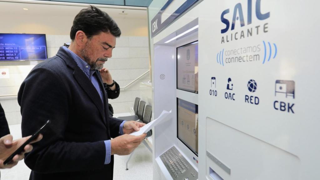 El alcalde, Luis Barcala, en el 'ciberkiosko' digital de la calle Cervantes.