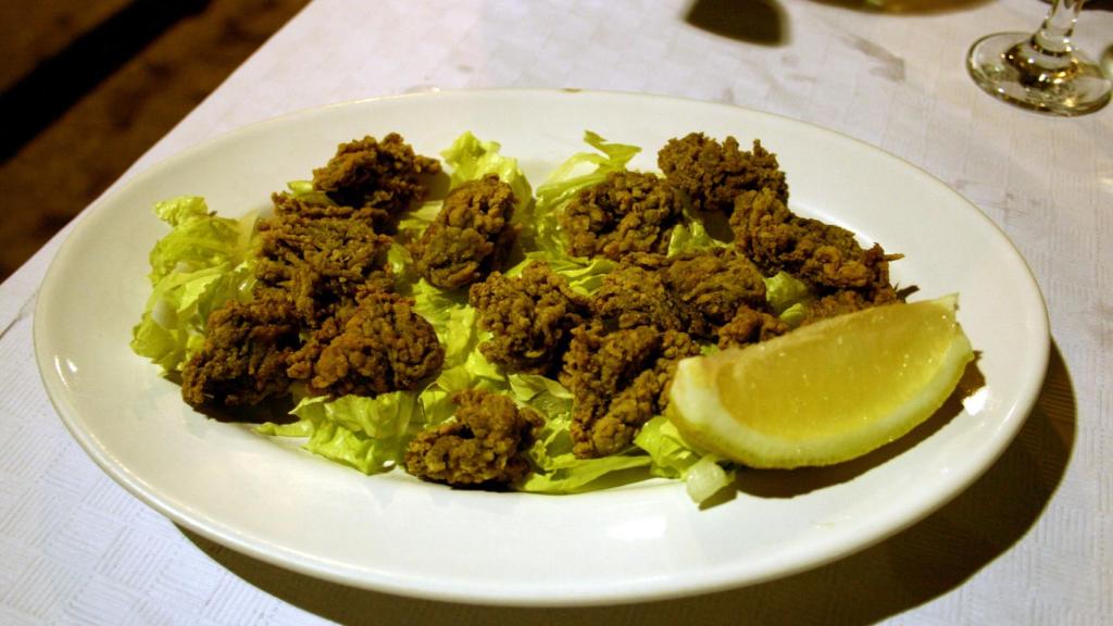 Es frecuente servirlo como tapa en bares gaditanos.