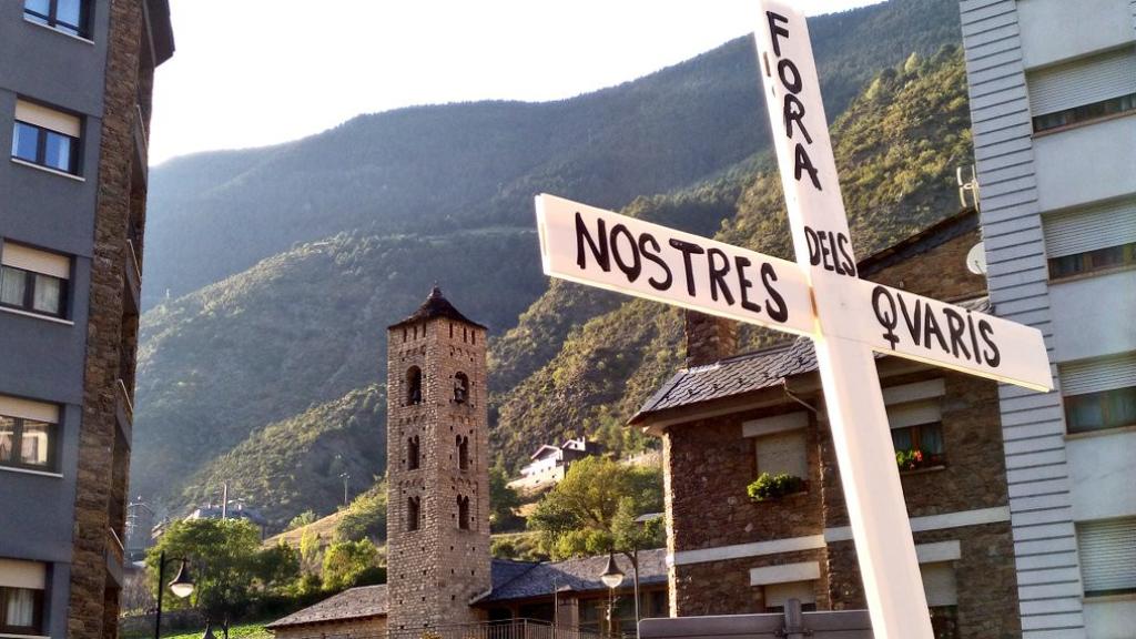 Un cartel que reza 'fuera de nuestros ovarios' en una protesta en Andorra.