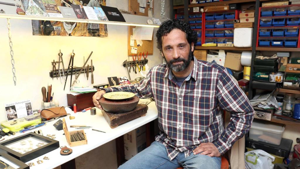 El artesano Óscar Martín en su taller.