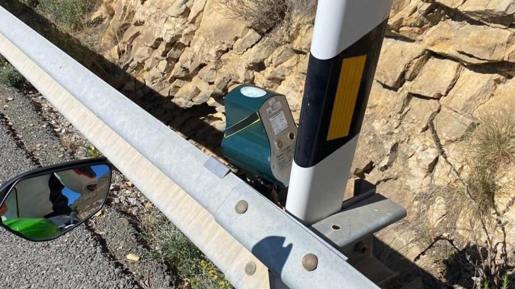 Radar veloláser oculto tras la señal en el Puerto de la Carrasqueta.