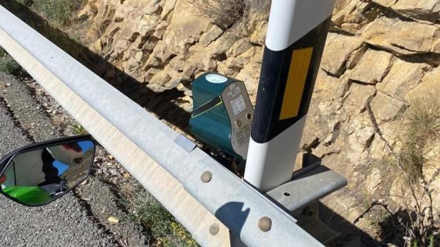 Radar veloláser oculto tras la señal en el Puerto de la Carrasqueta.