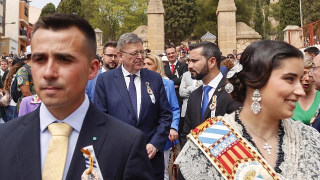 Ximo Puig y el alcade de L'Alcora, Samuel Falomir, durante la 'Festa del Rotllo', este lunes.