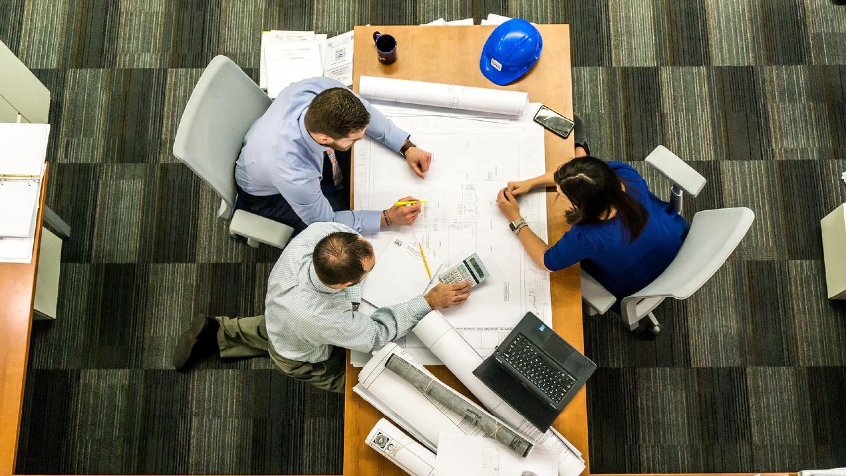 Personas trabajando en una oficina, en imagen de archivo.