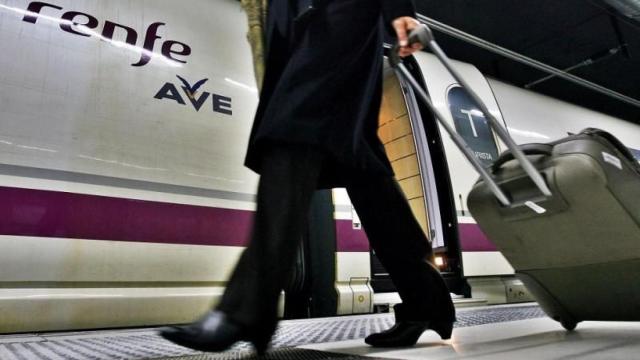 Viajeros bajando de un tren AVE, en imagen de archivo.
