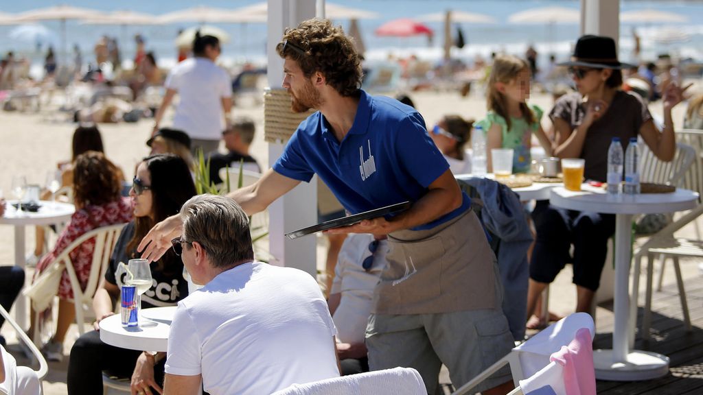 Un camarero en una terraza de la playa alicantina del Postiguet el pasado Viernes Santo.