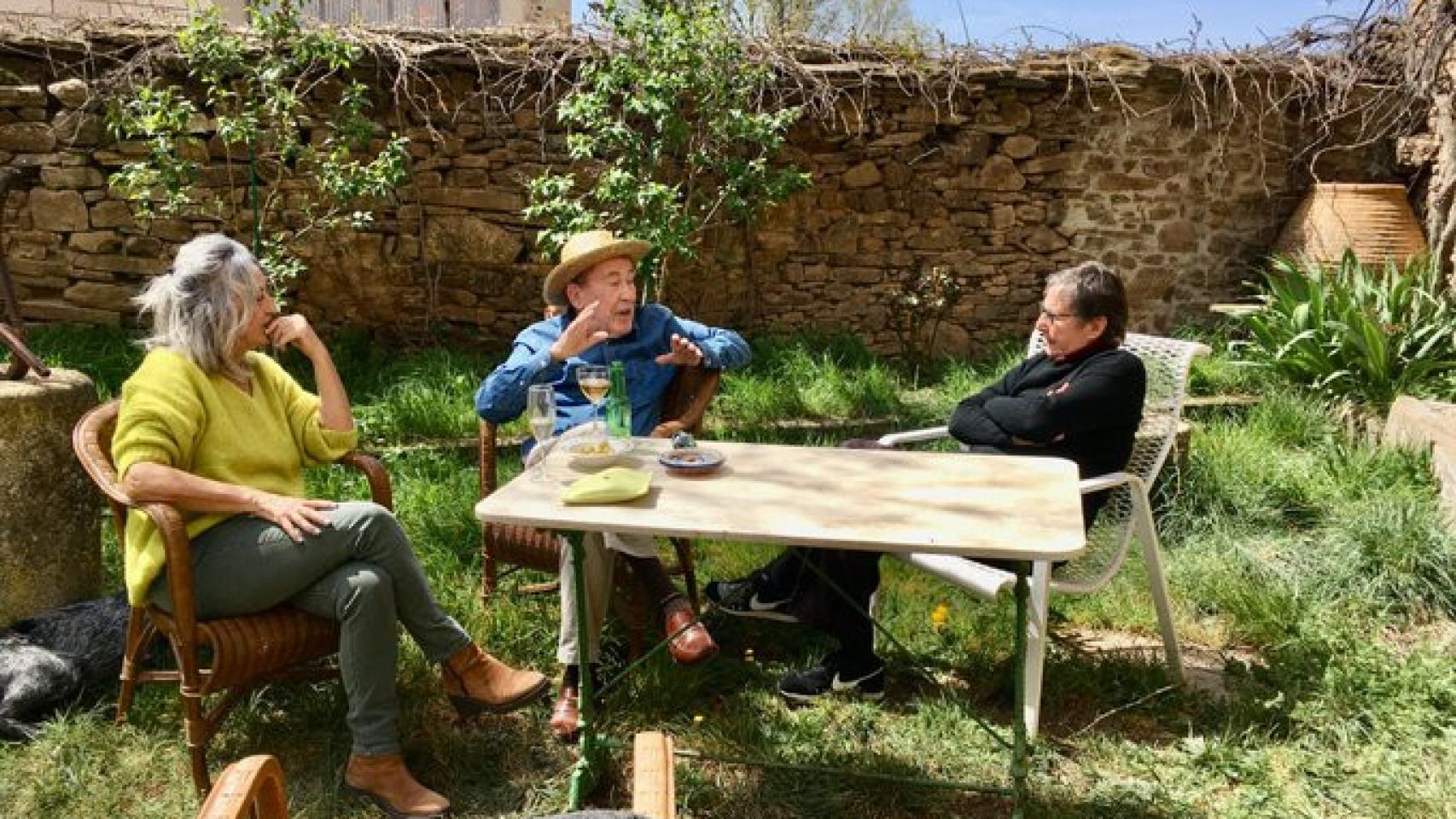 Imagen reciente de Dragó en el jardín de su casa en Castilfrío
