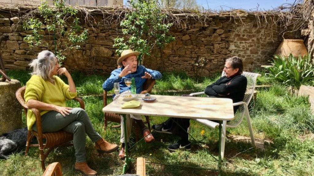 Imagen reciente de Dragó en el jardín de su casa en Castilfrío
