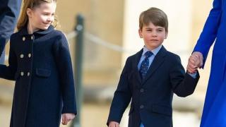 La princesa Charlotte con el abrigo de Marae Kids, junto a su hermano menor, el príncipe Louis