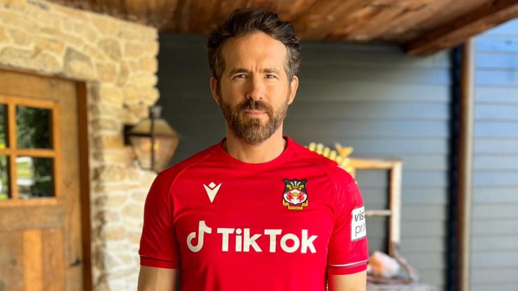 Ryan Reynolds con la equipación de su equipo de fútbol.