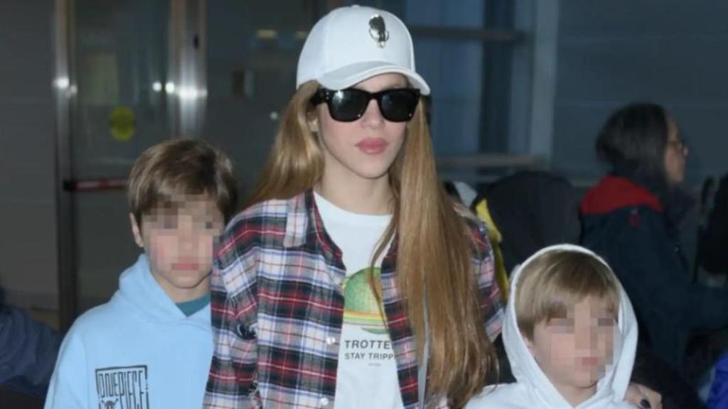 La cantante Shakira con sus hijos, Milan y Sasha, en una imagen del 13 de marzo.