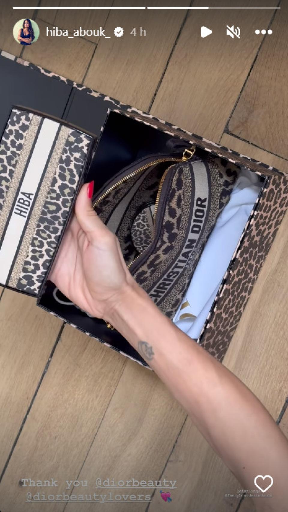 Hiba Abouk ha mostrado sus nuevos productos de maquillaje.