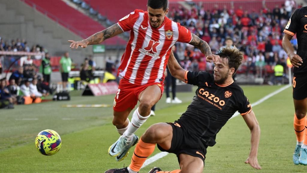 Chumi disputa un balón con el centrocampista del Valencia C.F. Nico
