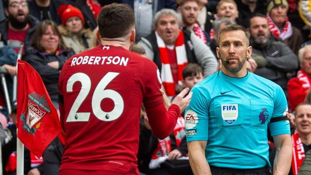 Robertson, con el juez de línea Constantine Hatzidakis.