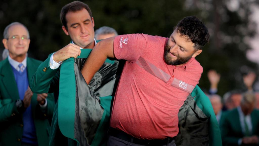 Scottie Scheffler viste con la chaqueta verde de campeón del Masters de Augusta a Jon Rahm