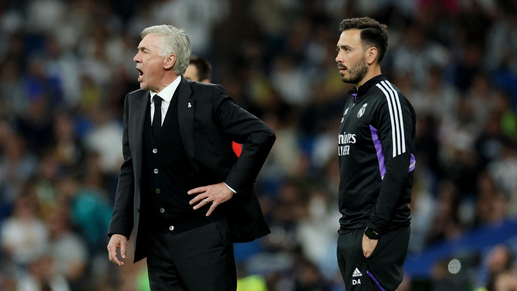 Carlo Ancelotti, durante un partido del Real Madrid junto a su hijo Davide
