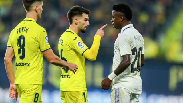 Álex Baena tiene un encontronazo con Vinicius