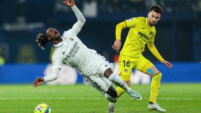 Álex Baena comete una dura falta sobre Camavinga