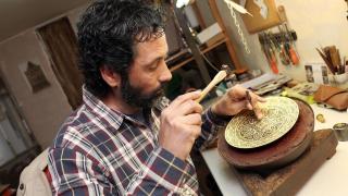 Damasquinadores de Toledo, un oficio milenario en riesgo de muerte: Si lo dejo se me va la vida