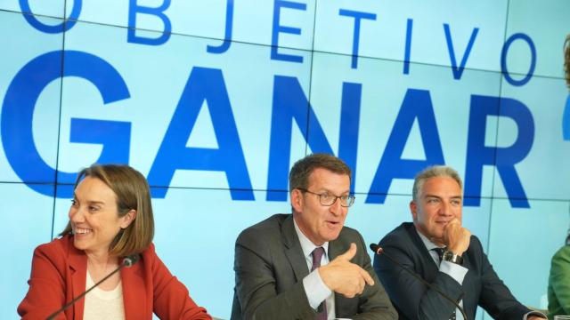 Feijóo, junto a Cuca Gamarra y Elías Bendodo, este lunes en la sede del PP.