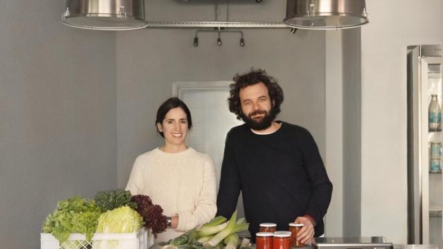 Almudena Peña y Fernando Usera en el mostrador de su tienda Supernormal.
