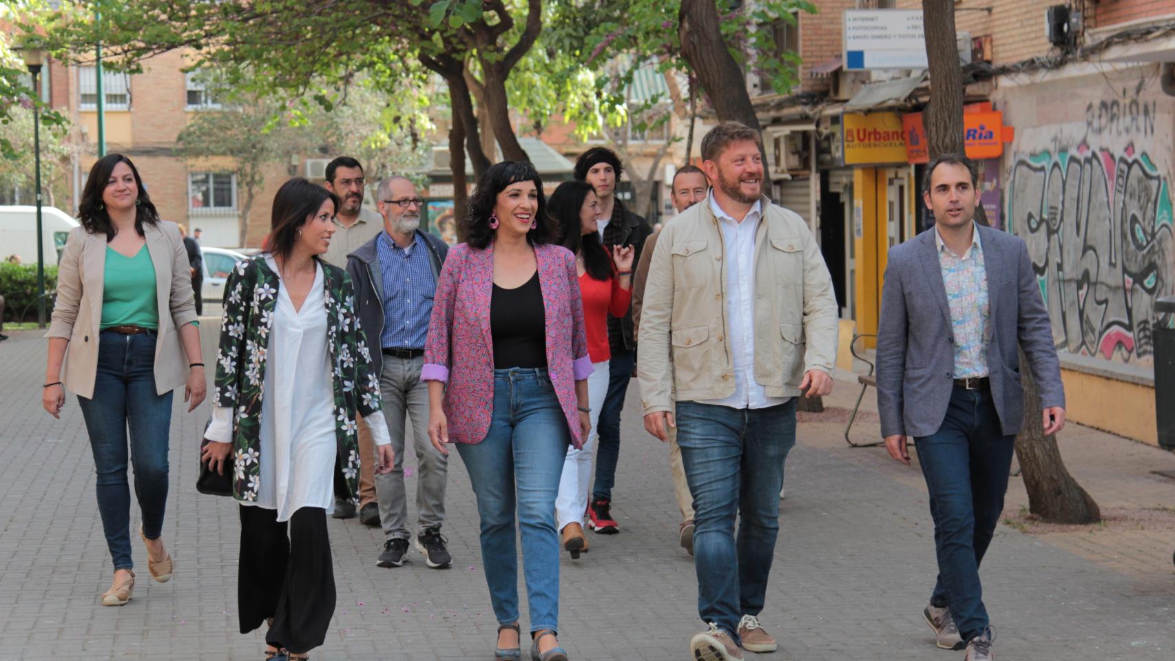 Toni Morillas, junto a Nico Sguiglia y otros directivos de la alianza de izquierdas este lunes.