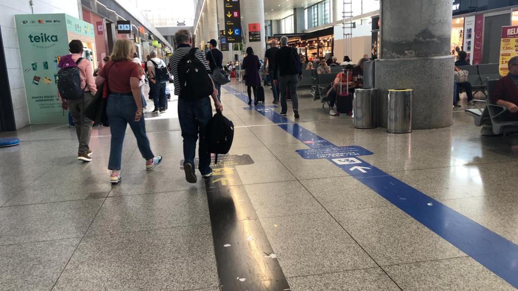 Pasajeros en el interior del aeropuerto de Málaga.