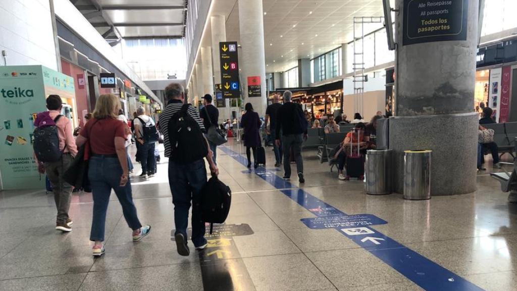 Pasajeros en el interior del aeropuerto de Málaga.