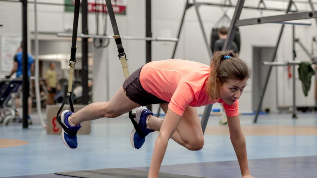 Mujer haciendo ejercicio en el gimnasio.