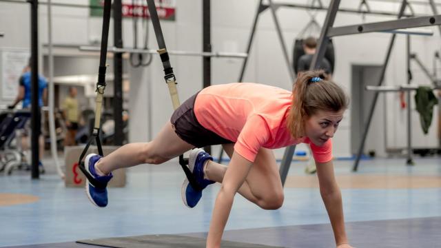 Mujer haciendo ejercicio en el gimnasio.