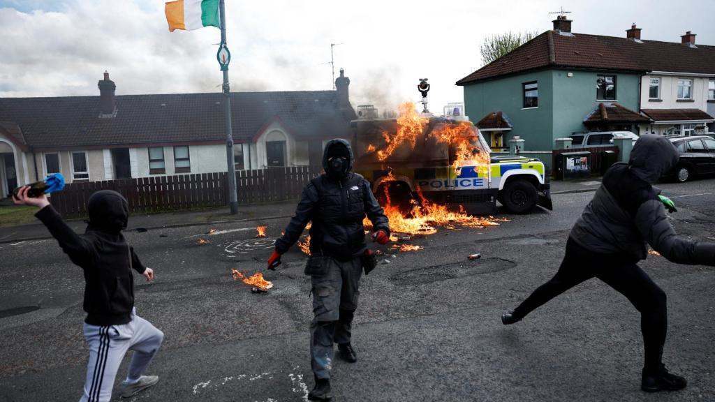 Los nacionalistas celebran una manifestación contra el acuerdo en el 25 aniversario del acuerdo de paz, en Londonderry