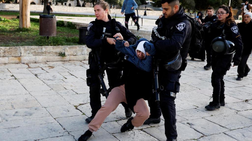La Policía israelí detiene a una mujer palestina en el recinto de Al-Aqsa.