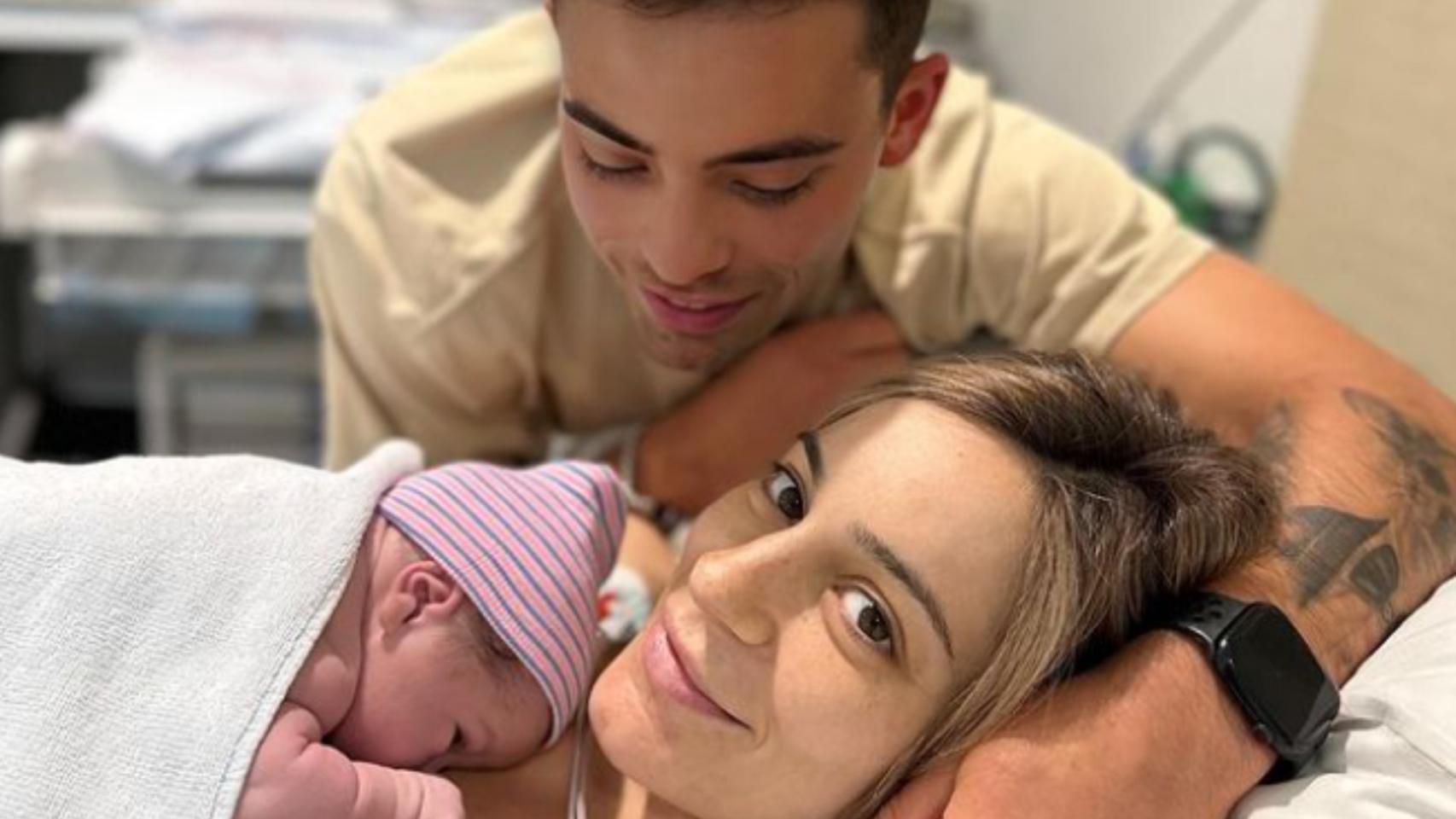 Fran Beltrán y su mujer, Estefanía Molina, con su hija recién nacida.