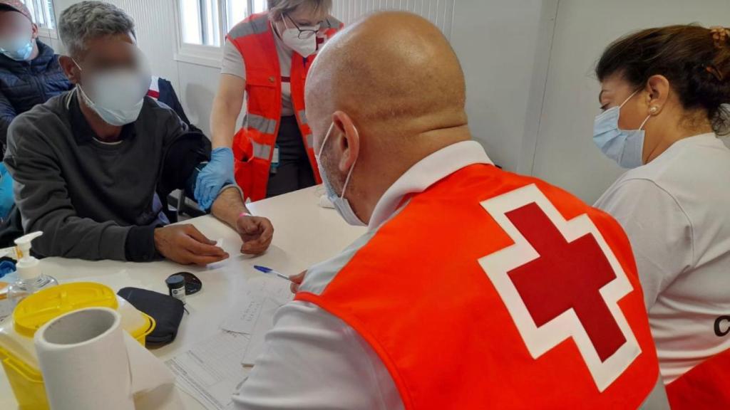 Personal de Cruz Roja atendiendo a los migrantes interceptados este martes en la patera.