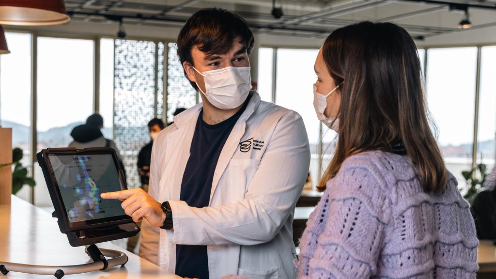 Elena, doctora en Gastronomía junto con un compañero analizando datos.