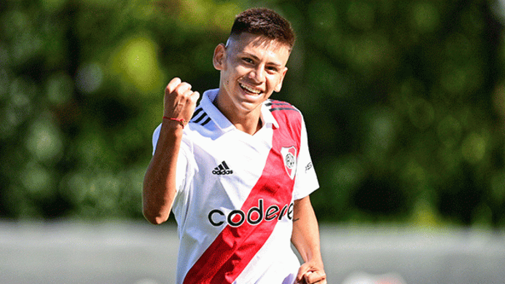 Claudio Echeverri, con las inferiores de River Plate