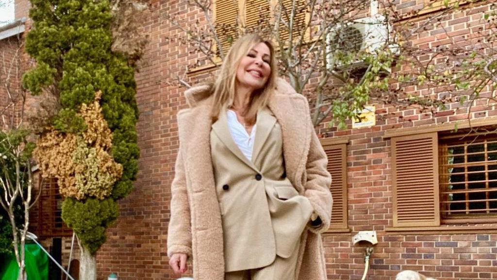Ana García Obregón posando en su casa de Madrid, en la zona de la piscina y el jardín, en enero de 2020.