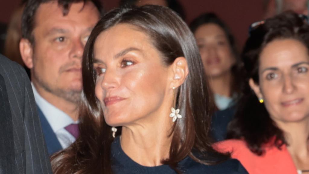 Pendientes de Carolina Herrera en plata bañada en oro y esmaltados en blanco.