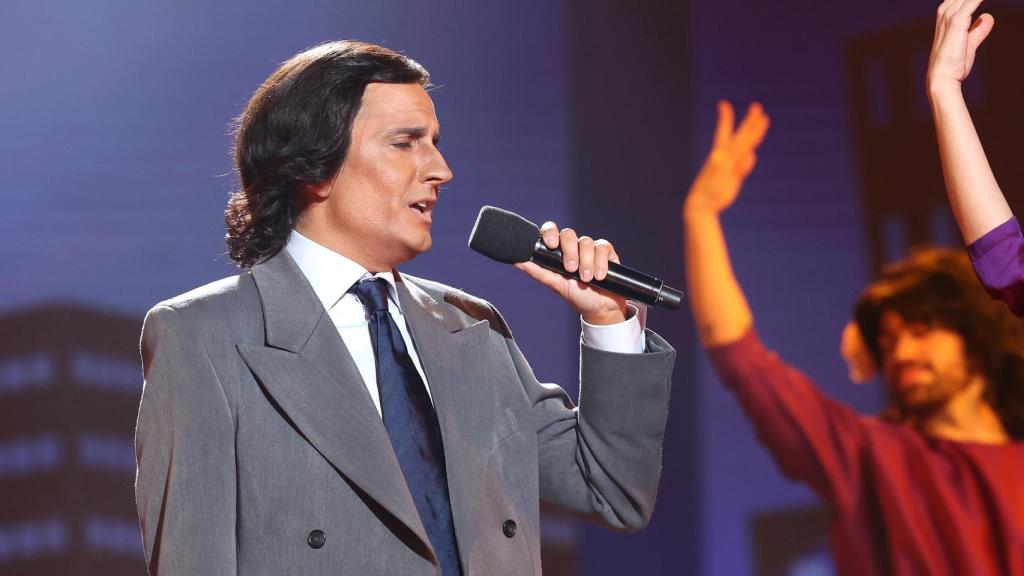 Josie imitó a Julio Iglesias en la primera gala de 'Tu cara me suena'.