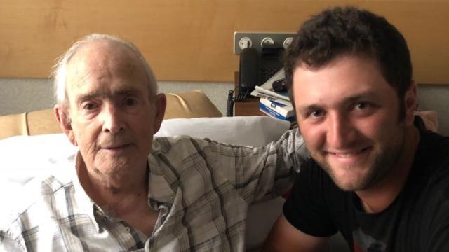 Jon Rahm, ganador el pasado domingo el Masters de Augusta, junto a su abuelo Sabin Rahm