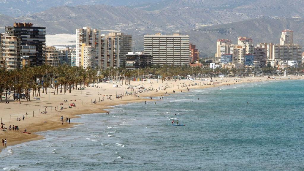 Panorámica de una zona de playa de San Juan, en imagen de archivo.