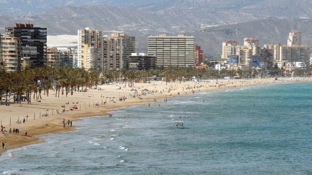 Panorámica de una zona de playa de San Juan, en imagen de archivo.