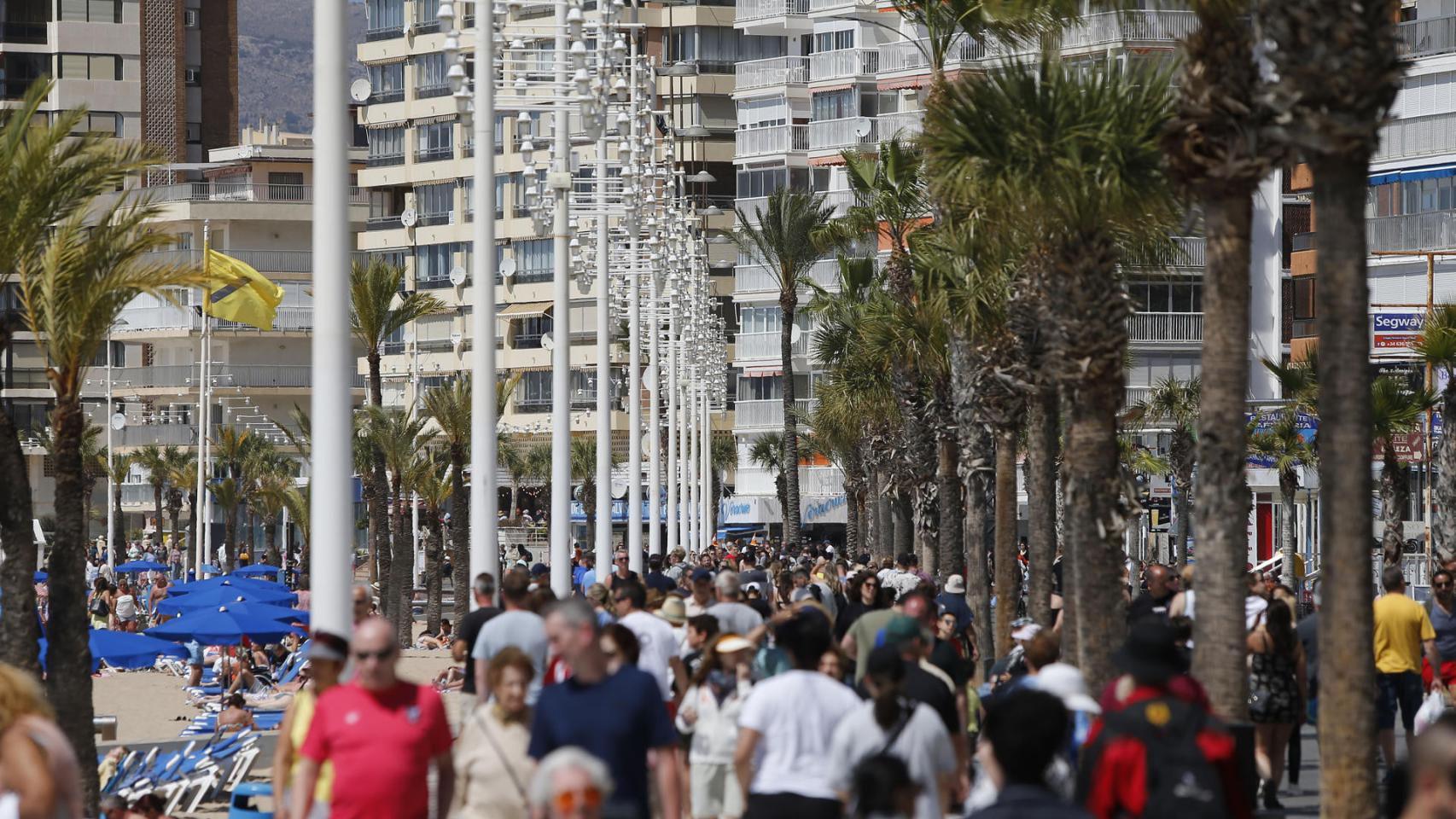 Paseo de Levante de Benidorm, el pasado domingo, lleno de gente.