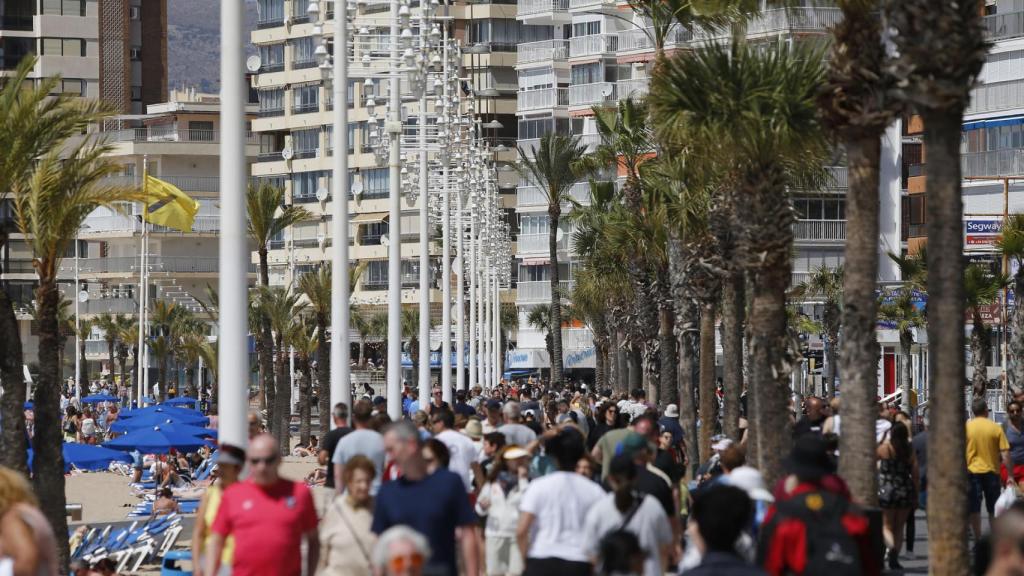 Paseo de Levante de Benidorm, el pasado domingo, lleno de gente.