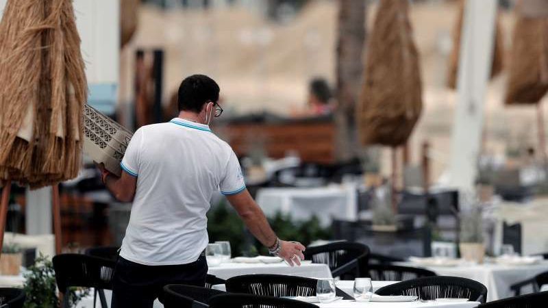 Un trabajador en un restaurante de la Comunidad Valenciana.